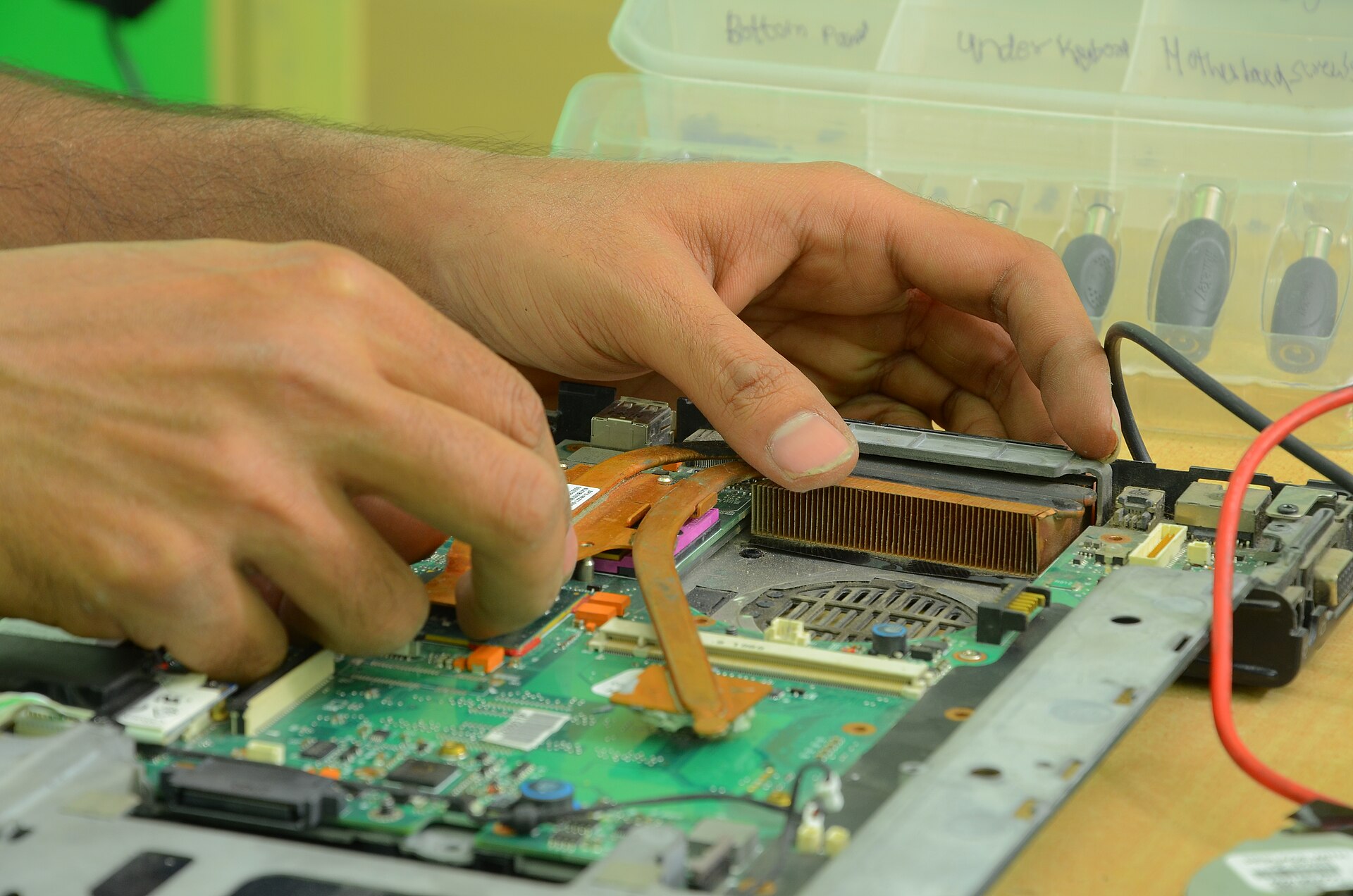 Réparateur informatique en intervention sur un ordinateur